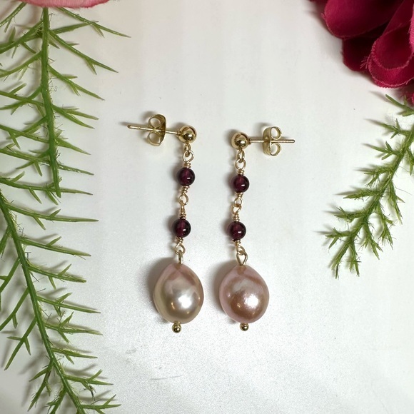 Saval Jewelry Jewelry - NEW⚜️Garnet & Freshwater Pearl Beaded Earrings